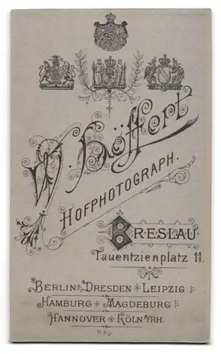 Fotografie W. Höffert, Breslau, Tauentzienplatz 11, Bürgerliche Dame mit Flechtfrisur u. Brille beim Lesen