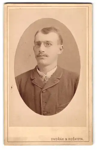 Fotografie Dvorak u. Roskota, Pilsen, Pragergasse, Junger Herr mit Oberlippenbart u. Kneifer