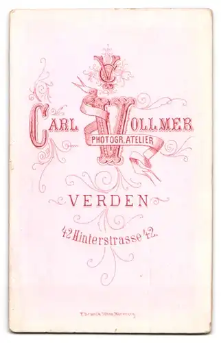 Fotografie Carl Vollmer, Verden, Hinterstr. 42, Elegante Dame mit Flechtfrisur stehend in festlichem Kleid