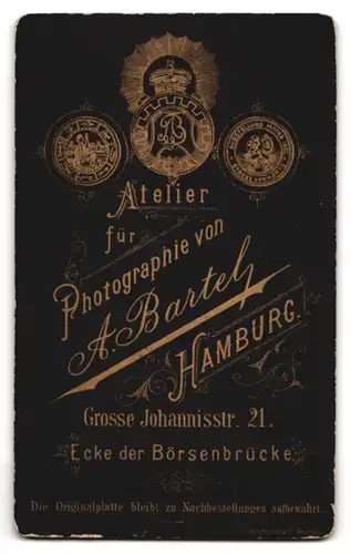 Fotografie A. Bartel, Hamburg, Gr. Johannisstr. 21, Mädchen mit Blumenkorb neben Bruder im Matrosenhemd