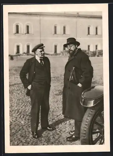 AK Lenin mit seinem persönlichen Vertrauten Bontsch-Brujewitsch