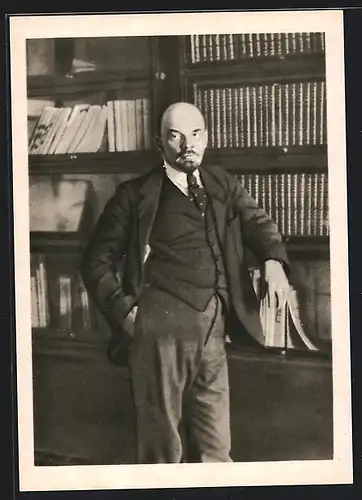 AK Lenin lehnt im dunklen Anzug nebst Buchregal