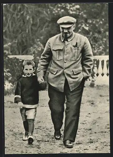 AK Lenin läuft mit Kind an der Hand durch den Garten