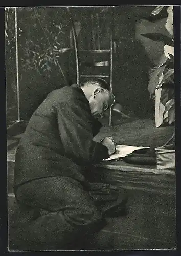 Künstler-AK Lenin beim Schreiben eines Dokumentes auf dem Boden