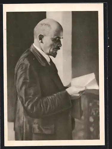 AK Lenin beim Lesen eines Dokuments