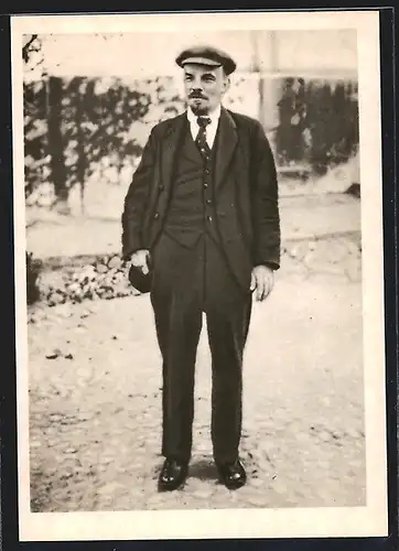 AK Lenin steht im schwarzen Anzug auf offener Strasse