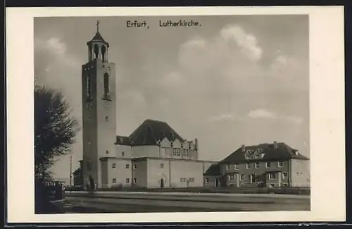 Foto-AK Erfurt, Lutherkirche mit Strasse, ca. 1930