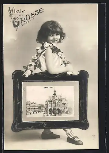 AK Erfurt, Kleines Mädchen trägt Bilderrahmen mit Rathaus, Passepartout