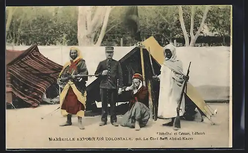 AK Marseille, Exposition Coloniale, Le Chef Soffi Abd-el-Lader, Soldat mit Männern in Volkstracht mit Gewehren