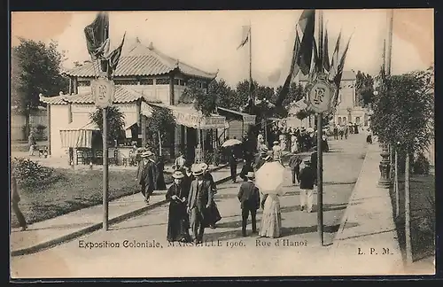 AK Marseille, Exposition Coloniale 1906, Rue d`Hanoi mit Besuchern, Ausstellung