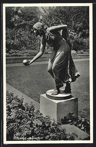 AK Düsseldorf, Statue einer Ballwerferin