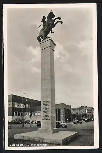 AK Düsseldorf, Strassenpartie mit Ulanendenkmal und Autos