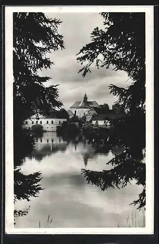 AK Zámek Zdár, Blick übers Wasser zum Ort