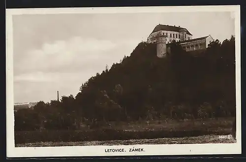 AK Lettowitz /Letovice, Schloss auf bewaldeten Berghang