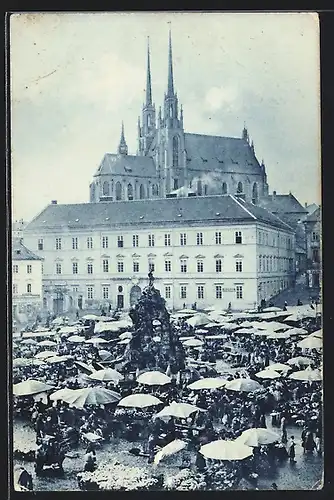 AK Brno, Krautmarkt mit Marktbetrieb und Blick auf Kirche