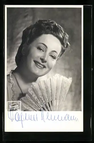 AK Opernsängerin Dagmar Hermann mit Fächer, mit original Autograph