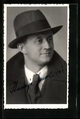 AK Opernsänger Stanoje Jancovic im Anzug mit Krawatte und Hut, mit original Autograph