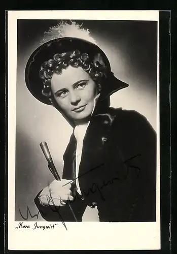 AK Opernsängerin Nora Jungwirt mit Stock und Handschuhen, mit original Autograph