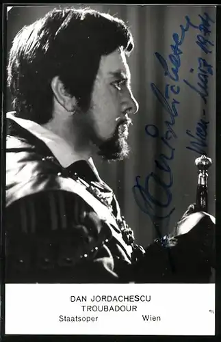 AK Opernsänger Dan Jordachescu in Troubadour, mit original Autograph