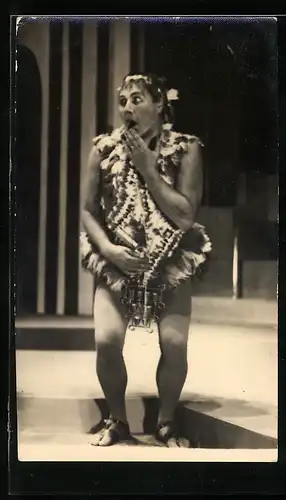 AK Opernsänger Fritz Krenn im Kleid in Szene, mit original Autograph