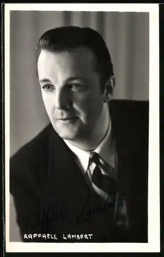 AK Opernsänger Raffaele Lambert im Anzug mit Krawatte, mit original Autograph