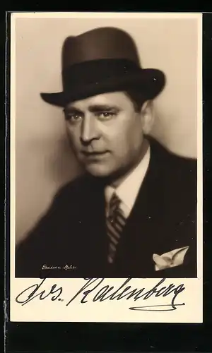 AK Opernsänger Josef Kahlenberg mit ernstem Blick und Hut, mit original Autograph