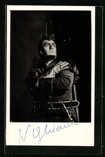 AK Opernsänger Nicolai Ghiaurov streng im Kostüm, mit original Autograph
