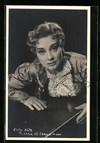 AK Opernsängerin Erika Köth beugt sich über den Tisch, mit original Autograph