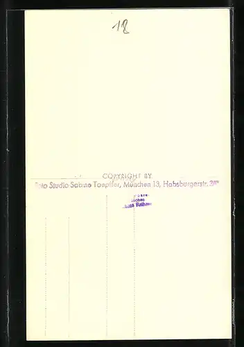 AK Opernsängerin Erika Köth beugt sich über den Tisch, mit original Autograph