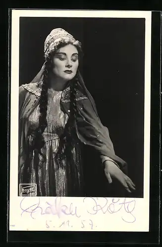 AK Opernsängerin Erika Köth in einer Szene, mit original Autograph