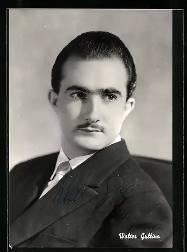 AK Opernsänger Walter Gullino im schwarzen Anzug, mit original Autograph