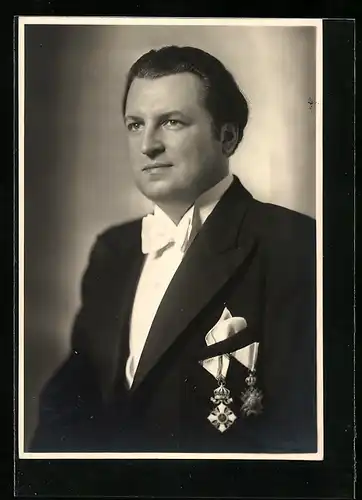 AK Opernsänger Rudolf Gonszar im schwarzen Anzug mit Orden, mit original Autograph