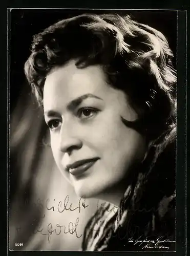 AK Opernsängerin Hildegard Hillebrecht mit leichtem Lächeln, mit original Autograph