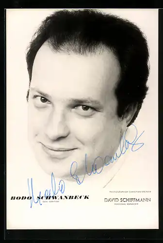 AK Opernsänger Bodo Schwanbeck im weissen Anzug am Lächeln, mit original Autograph