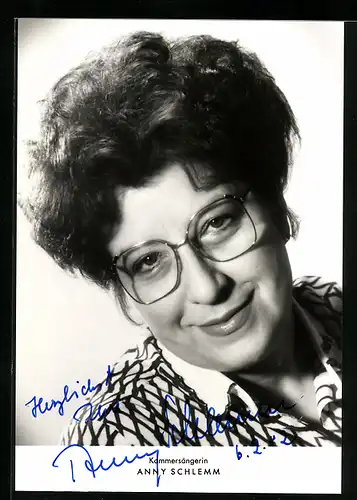 AK Opernsängerin Anny Schlemm in gemusteter Bluse mit Brille, mit original Autograph