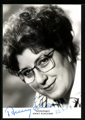 AK Opernsängerin Anny Schlemm am Lächeln mit Brille, mit original Autograph