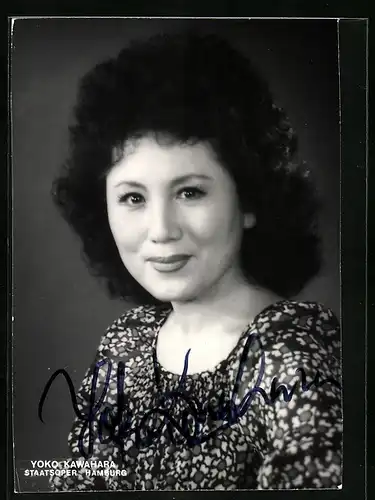 AK Opernsängerin Yoko Kawahara im Blumenkleid, mit original Autograph
