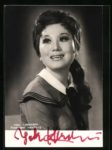 AK Opernsängerin Yoko Kawahara schaut lächelnd nach oben, mit original Autograph
