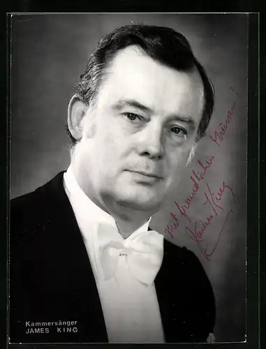 AK Opernsänger James King im Anzug mit weisser Fliege, mit original Autograph