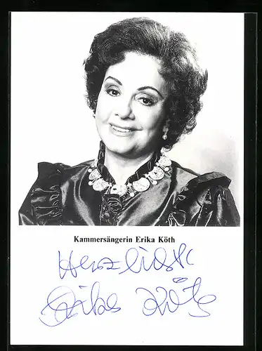 AK Opernsängerin Erika Köth im schwarzen Kleid am Lächeln, mit original Autograph