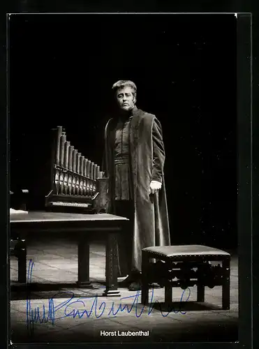 AK Opernsänger Horst Laubenthal nebst kleiner Orgel, mit original Autograph