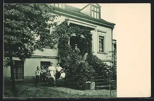 AK Hoppegarten, Villa Plüschke, Teilansicht mit Eingang und Bewohnern