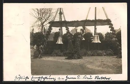 Foto-AK Kirchheim /Teck, Glockenweihe 1926, Geschmücktes Gestell mit Glocken