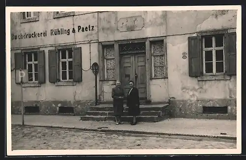 Foto-AK Bitterfeld, Buchdruckerei Rühling & Paetz, Gebäudefront mit zwei Damen