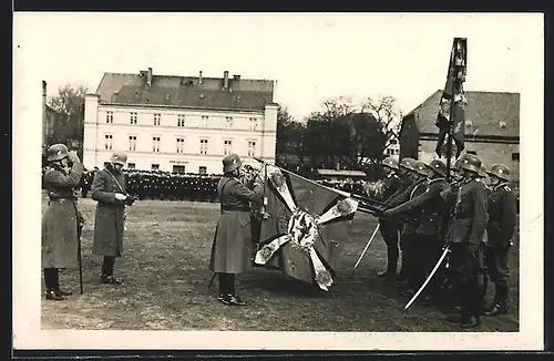 Foto-AK Minden i. W., Simeonsplatz, Tag der Einführung der Wehrpflicht 1935, Präsentation der Fahne