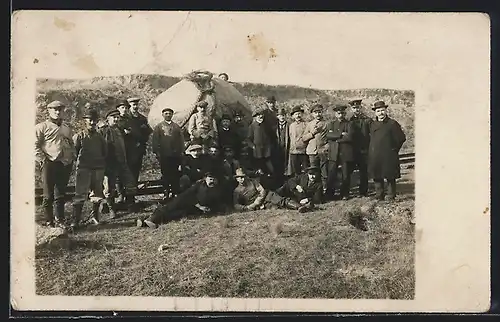 Foto-AK Langenhagen, Findlings-Transport 1920, Arbeiter mit verschnürtem Findling auf Schienen