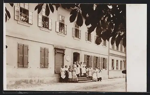Foto-AK Gnadau, Schwesternhaus, Gebäudefront mit Schwestern vor dem Eingang und in Fenstern