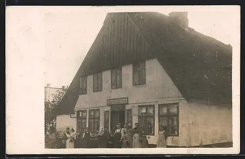 Foto-AK Schleswig, Schneiderei W. Hartwig, Gebäudeansicht mit Besitzer und Familie, 11910