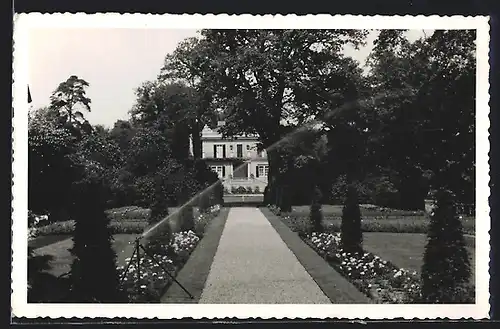 Foto-AK Berlin-Wannsee, Villa in der Bismarckstrasse, Rückansicht mit Parkanlage, Wassersprenger