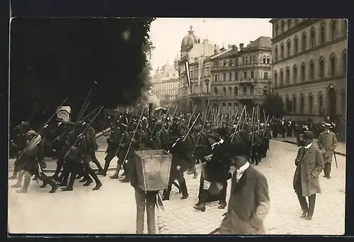 Foto-AK München, Brienner Strasse, Soldaten-Marsch, Passanten